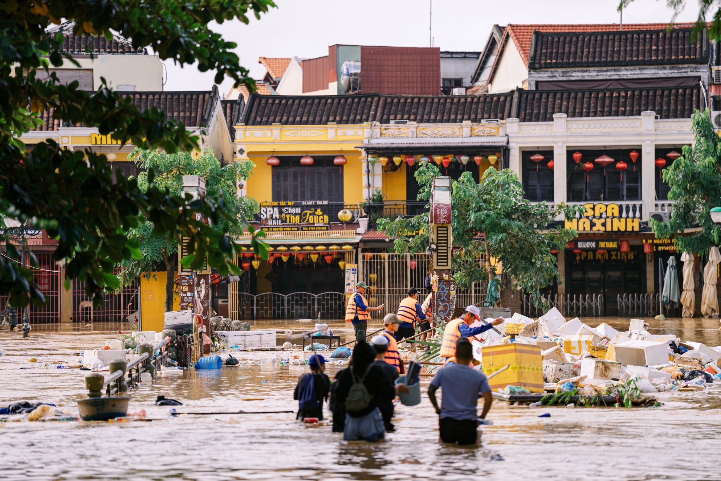会安居民用油漆标记新洪水记录,自1964年辰年大灾难以来